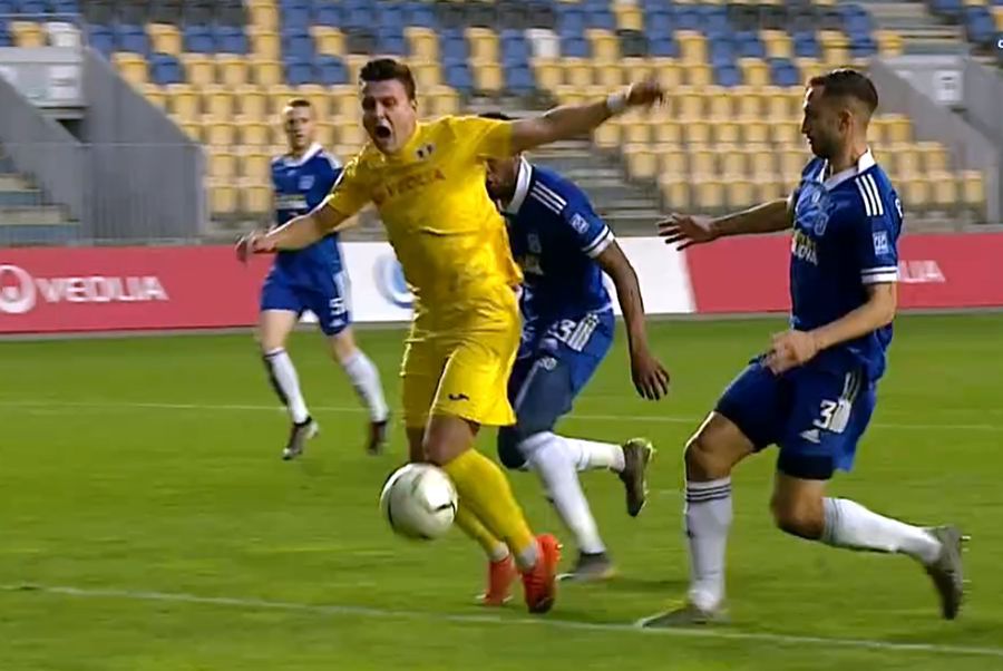 Penalty jenant primit de Petrolul în meciul cu FC U Craiova! Cum l-a păcălit Valentin Balint pe arbitru