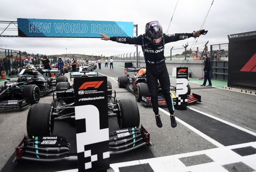 Lewis Hamilton lângă monopostul său Mercedes, foto: Guliver/gettyimages