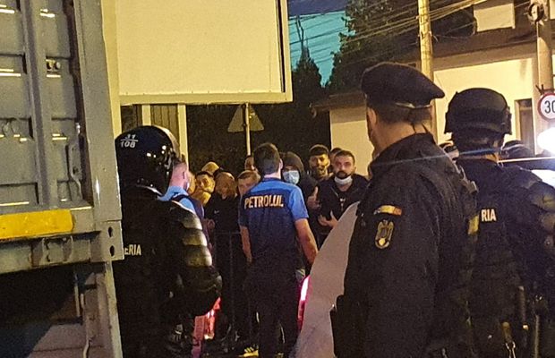 VIDEO+FOTO Momente incredibile după Petrolul - U Craiova 1948! Ultrașii i-au amenințat pe jucători, Viorel Moldovan băgat în ședință: „Dacă nu câștigăm cu Rapid suntem ZERO!”