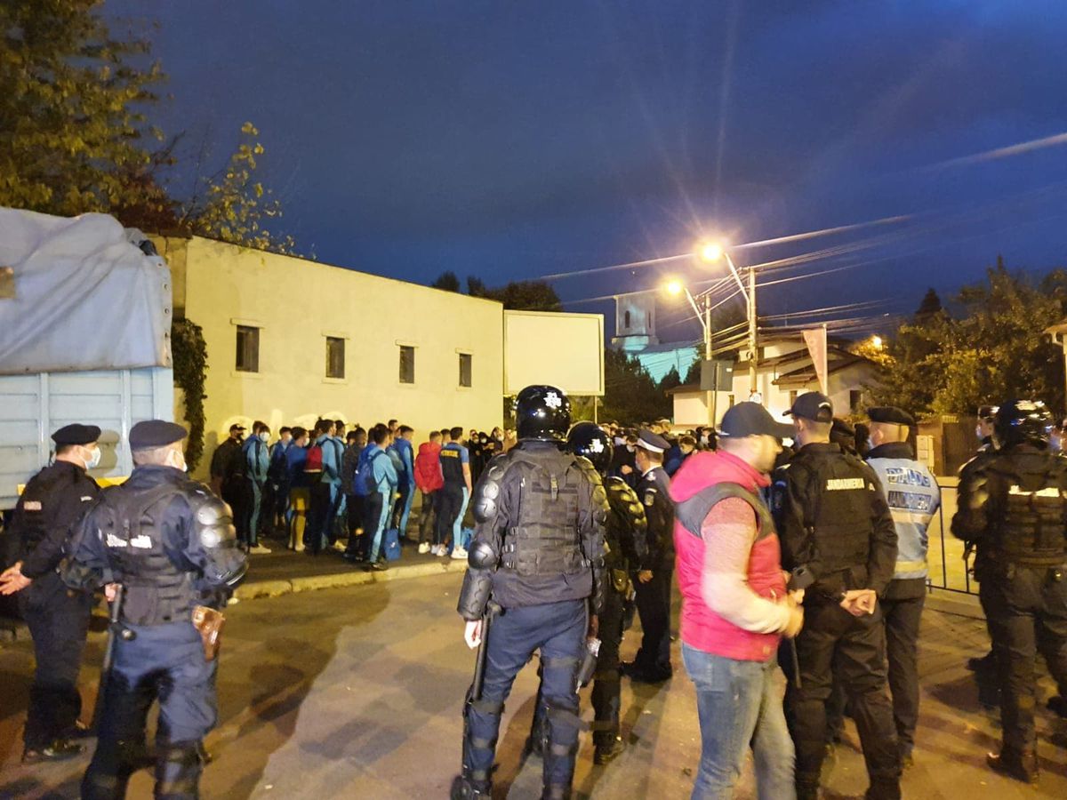 VIDEO+FOTO Momente incredibile după Petrolul - U Craiova 1948! Ultrașii i-au amenințat pe jucători, Viorel Moldovan băgat în ședință: „Dacă nu câștigăm cu Rapid suntem ZERO!”