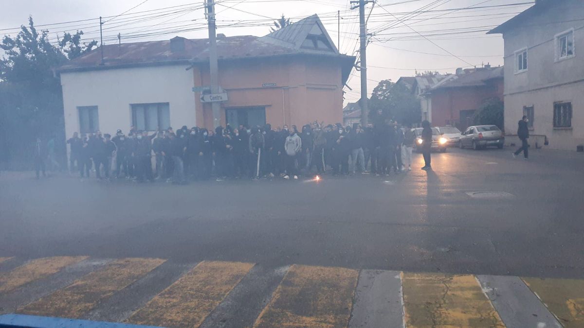 VIDEO+FOTO Momente incredibile după Petrolul - U Craiova 1948! Ultrașii i-au amenințat pe jucători, Viorel Moldovan băgat în ședință: „Dacă nu câștigăm cu Rapid suntem ZERO!”