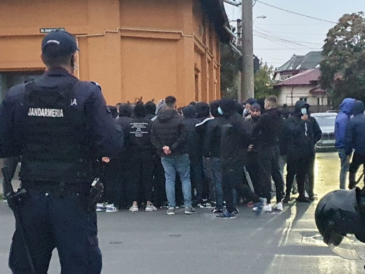 VIDEO+FOTO Momente incredibile după Petrolul - U Craiova 1948! Ultrașii i-au amenințat pe jucători, Viorel Moldovan băgat în ședință: „Dacă nu câștigăm cu Rapid suntem ZERO!”