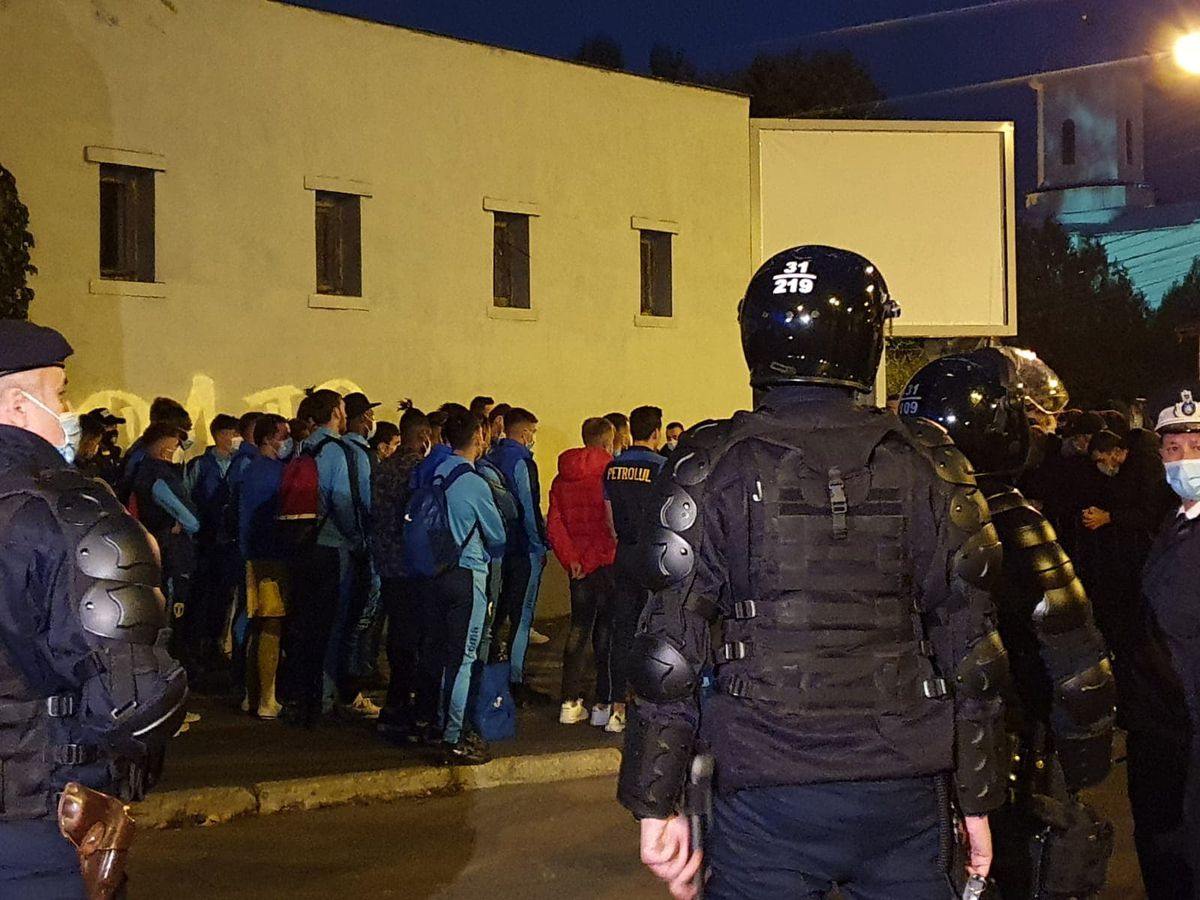 VIDEO+FOTO Momente incredibile după Petrolul - U Craiova 1948! Ultrașii i-au amenințat pe jucători, Viorel Moldovan băgat în ședință: „Dacă nu câștigăm cu Rapid suntem ZERO!”