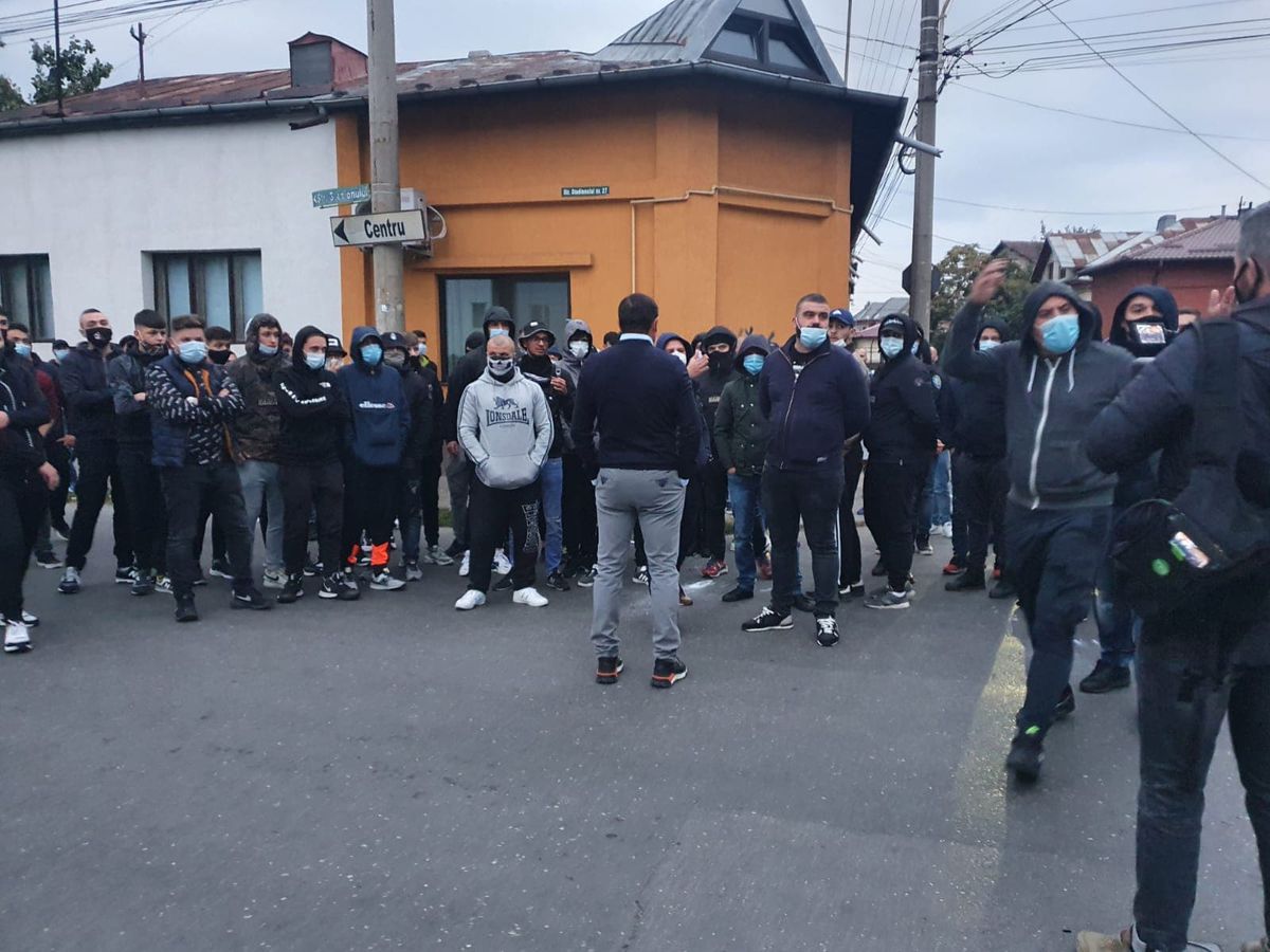 VIDEO+FOTO Momente incredibile după Petrolul - U Craiova 1948! Ultrașii i-au amenințat pe jucători, Viorel Moldovan băgat în ședință: „Dacă nu câștigăm cu Rapid suntem ZERO!”