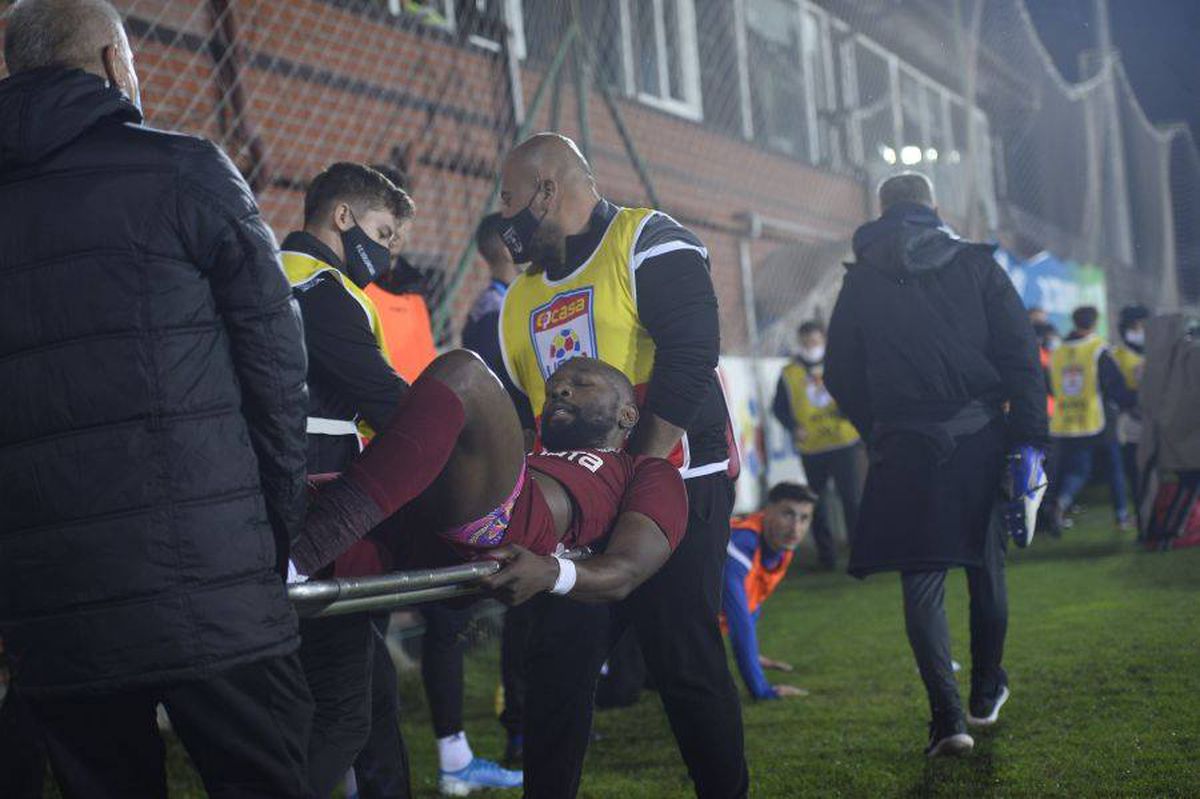 FOTO Accidentare gravă la CFR Cluj » Lui Petrescu nu i-a venit să creadă! Cum a reacționat în tribună
