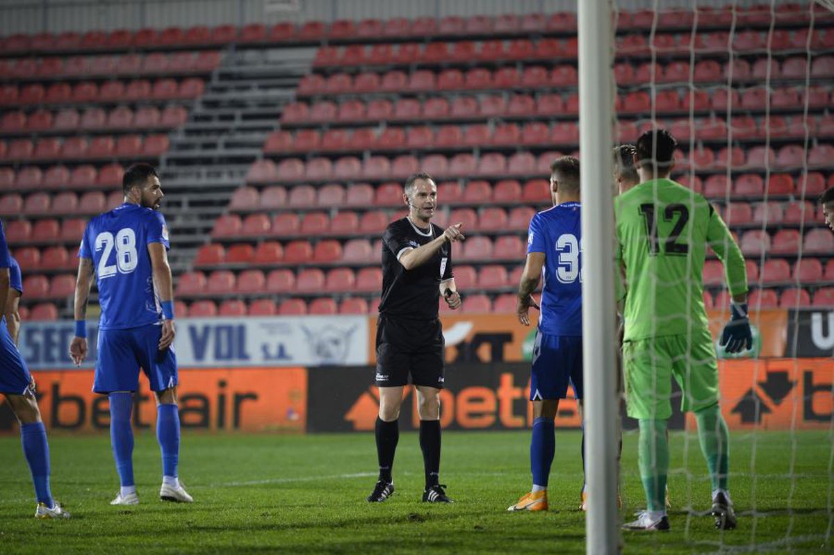 FC VOLUNTARI - CFR CLUJ 0-1. Nici suspendarea nu-l poate opri pe Dan Petrescu: „L-am auzit și din tribună!” 