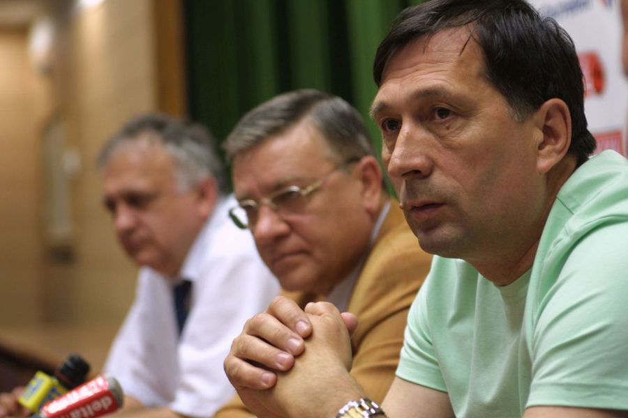 Ion Crăciunescu, alături de Mircea Sandu și Nicolae Grigorescu 40 de ani de la debutul arbitrului Ion Crăciunescu în prima ligă: „Puteam muri acolo, m-au salvat Bölöni și doctorii de la Târgu Mureș!”