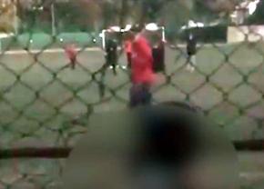 Moment șocant pe un teren de fotbal » Un bărbat a luat la bătaie un copil: „Adu sabia!”