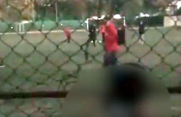 Moment șocant pe un teren de fotbal » Un bărbat a luat la bătaie un copil: „Adu sabia!”