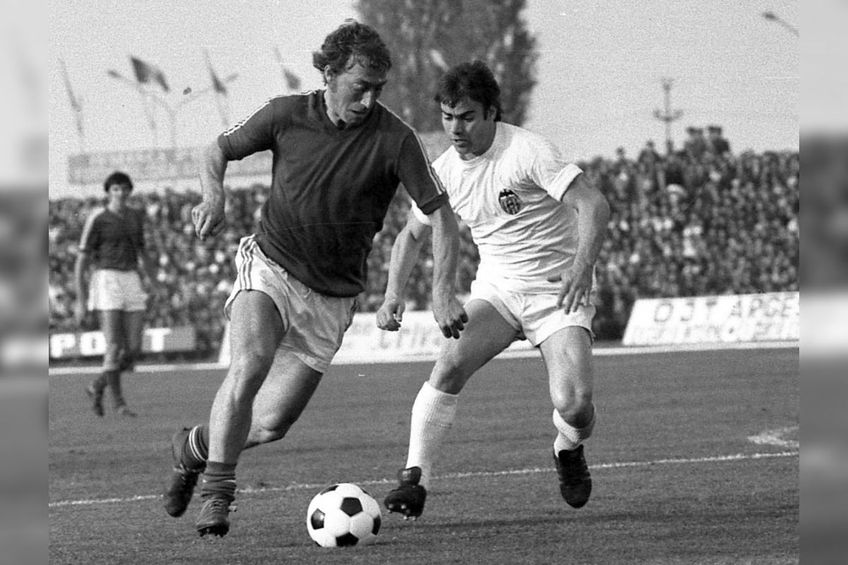 Nicolae Dobrin, în acțiune, împotriva Valenciei, în victoria piteștenilor, 2-1, din '78