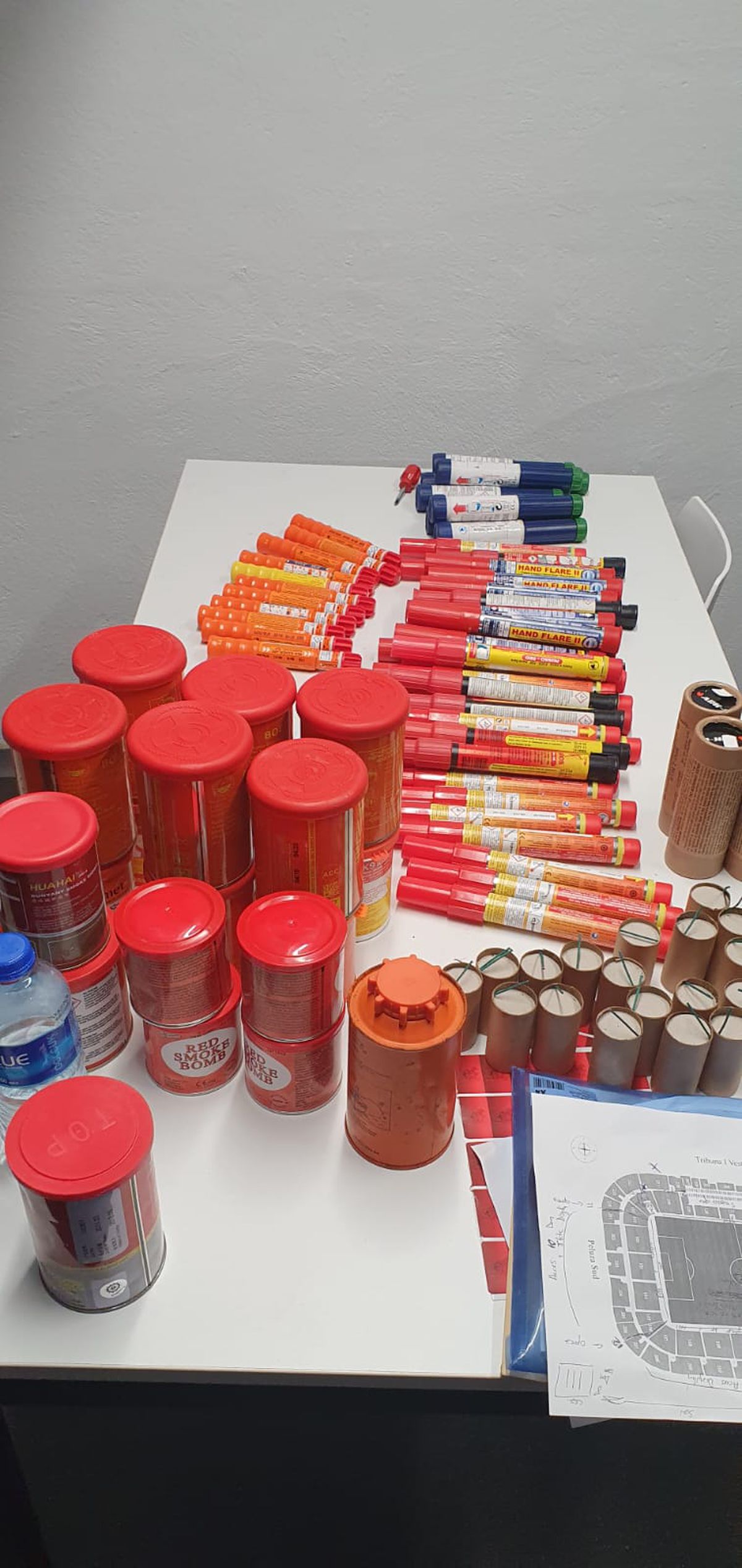 Petarde confiscate de jandarmi înainte de CSA Steaua - Oțelul