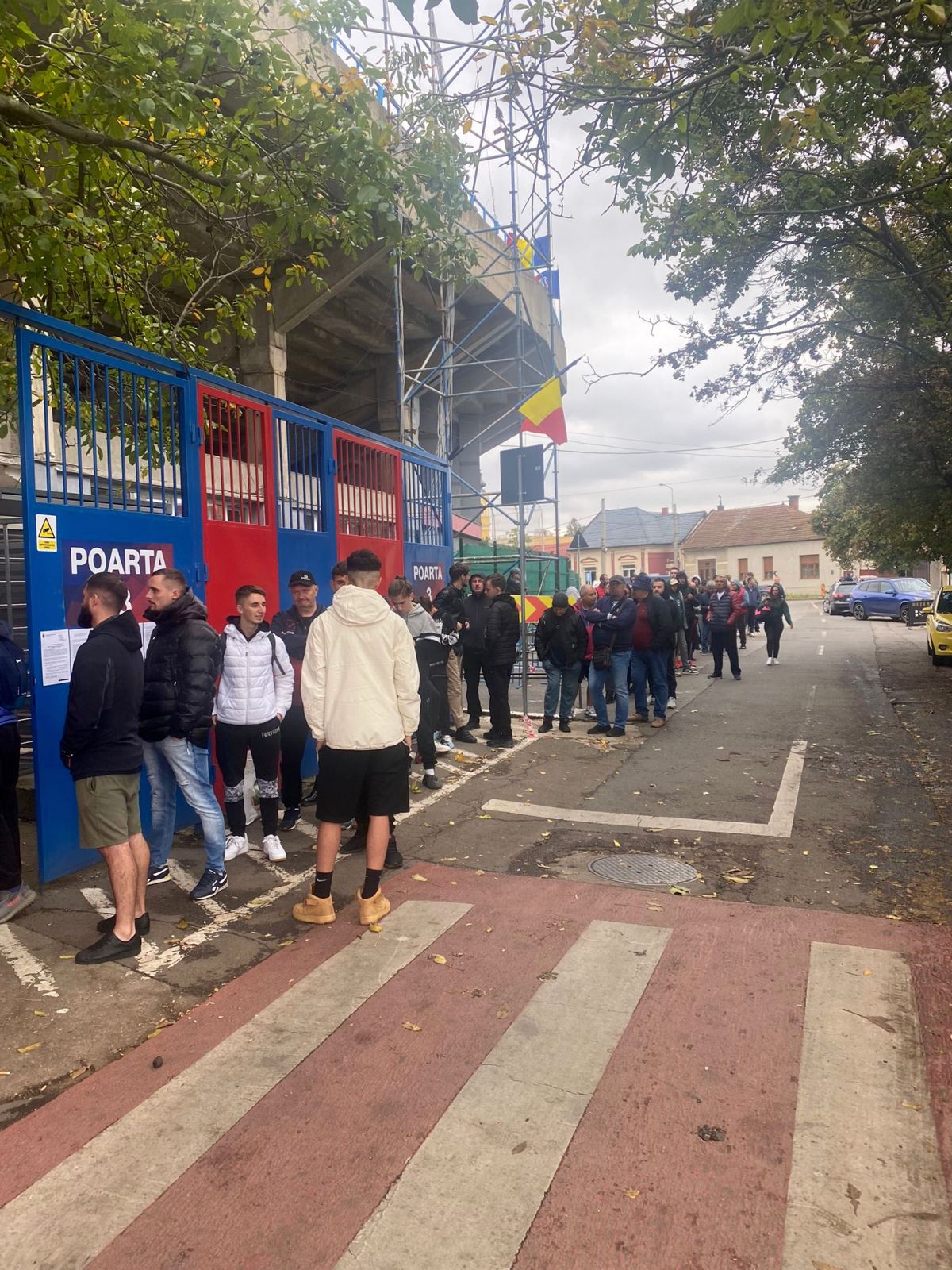 Coadă la casele de bilete ale stadionului „Iuliu Bodola”, din Oradea