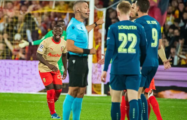 Olandezii l-au criticat pe Radu Petrescu după al treilea meci în Liga Campionilor: „Nu a fost deloc protejat de arbitru. Era plin de urmele loviturilor”