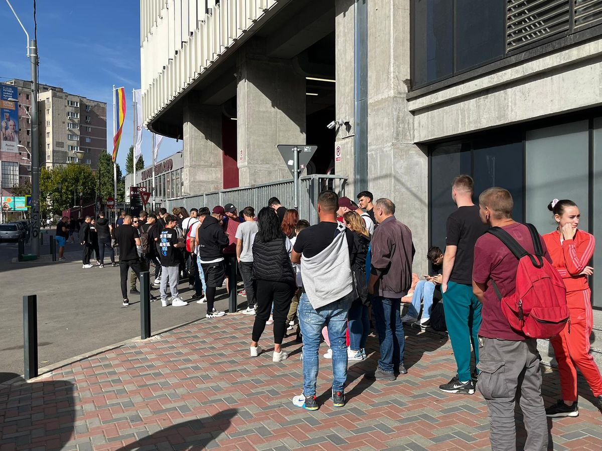 Coadă bilete CSA Steaua - Rapid