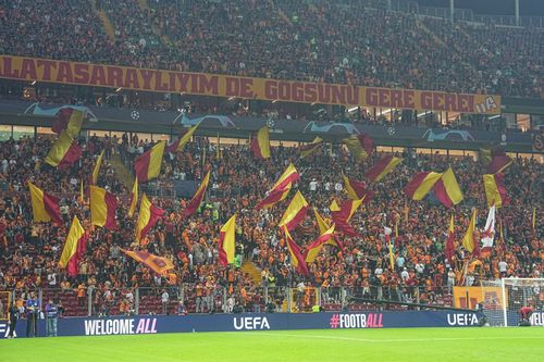 Suporterii lui Galatasaray au făcut o atmosferă incendiară la meciul cu Bayern. Foto: Twitter