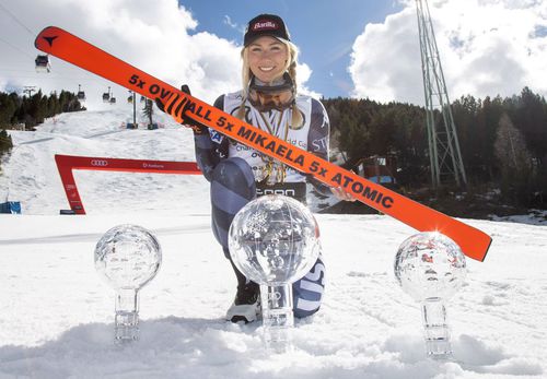 Mikaela Shiffrin și cele 3 Globuri de Cristal cucerite sezonul trecut Foto Imago