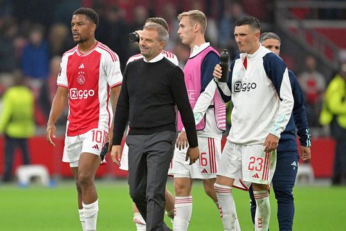Antrenorul Maurice Steijn (centru) a cerut conducerii lui Ajax să-l dea afară pe Steven Berghuis (dreapta). Foto: Imago Images