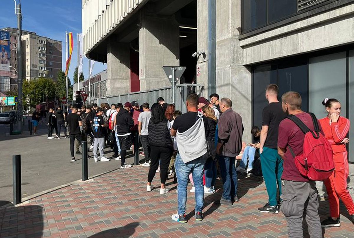 Coadă în Giulești pentru bilete la meciul Rapidului cu CSA din Cupa României: „Pentru rapidișți Steaua e în Liga a 2-a! FCSB e o echipă nouă, fără siglă și stadion”