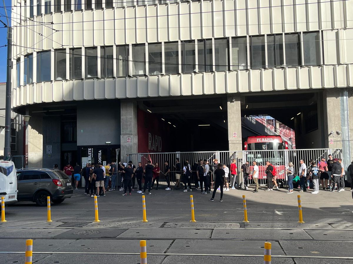 Coadă bilete CSA Steaua - Rapid