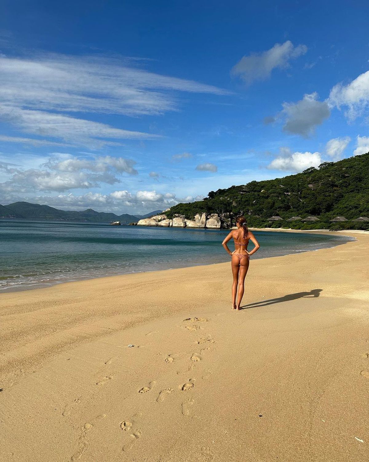 A pozat topless pe plajă » Iubita jucătorului din Premier League face ravagii pe internet