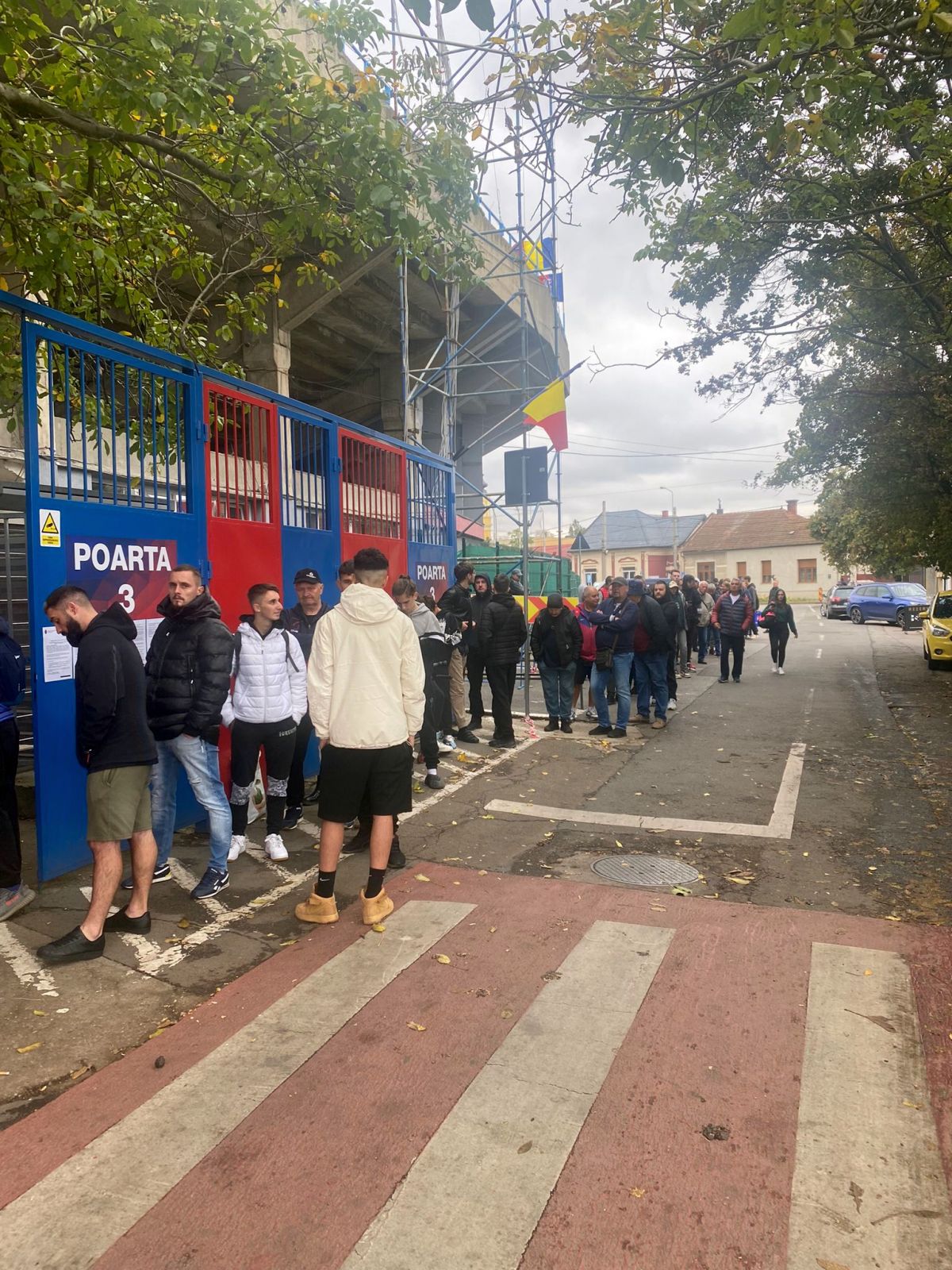 Coadă la casele de bilete ale stadionului „Iuliu Bodola”, din Oradea