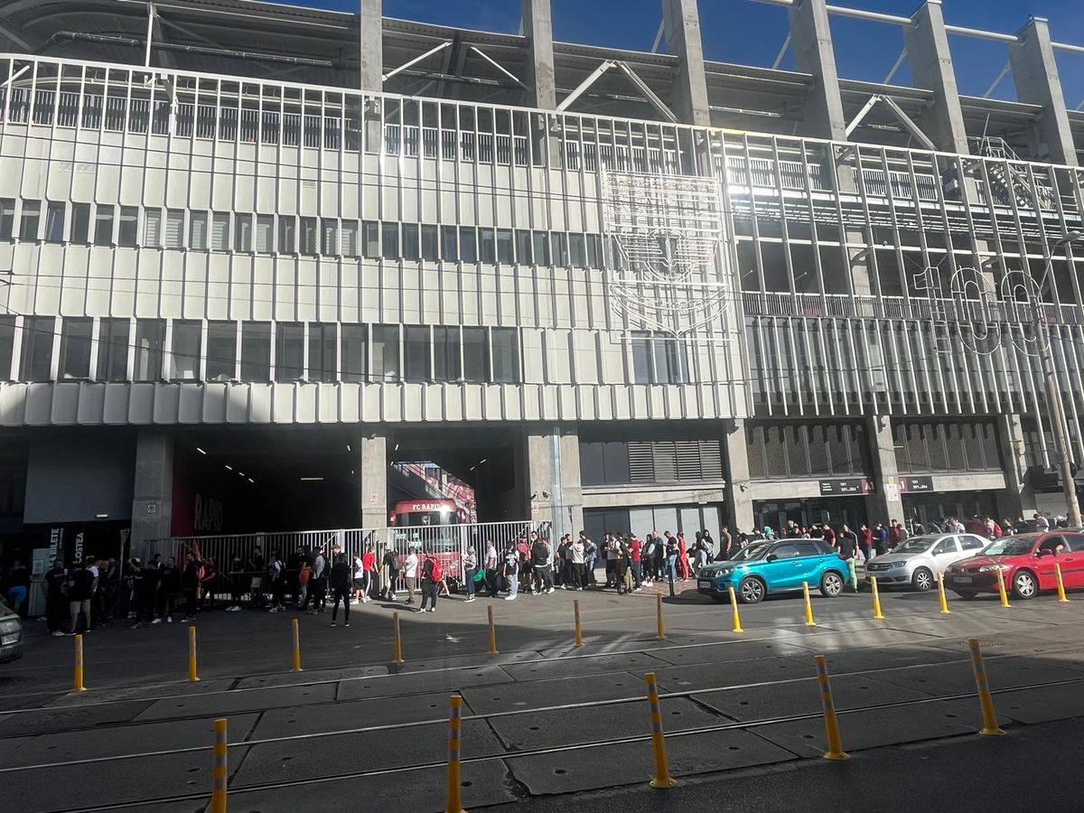 Coadă bilete CSA Steaua - Rapid