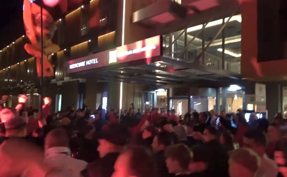 Torțe, fumigene și cântece: spectacol alb-roșu în fața hotelului, înainte de Hermannstadt - Dinamo