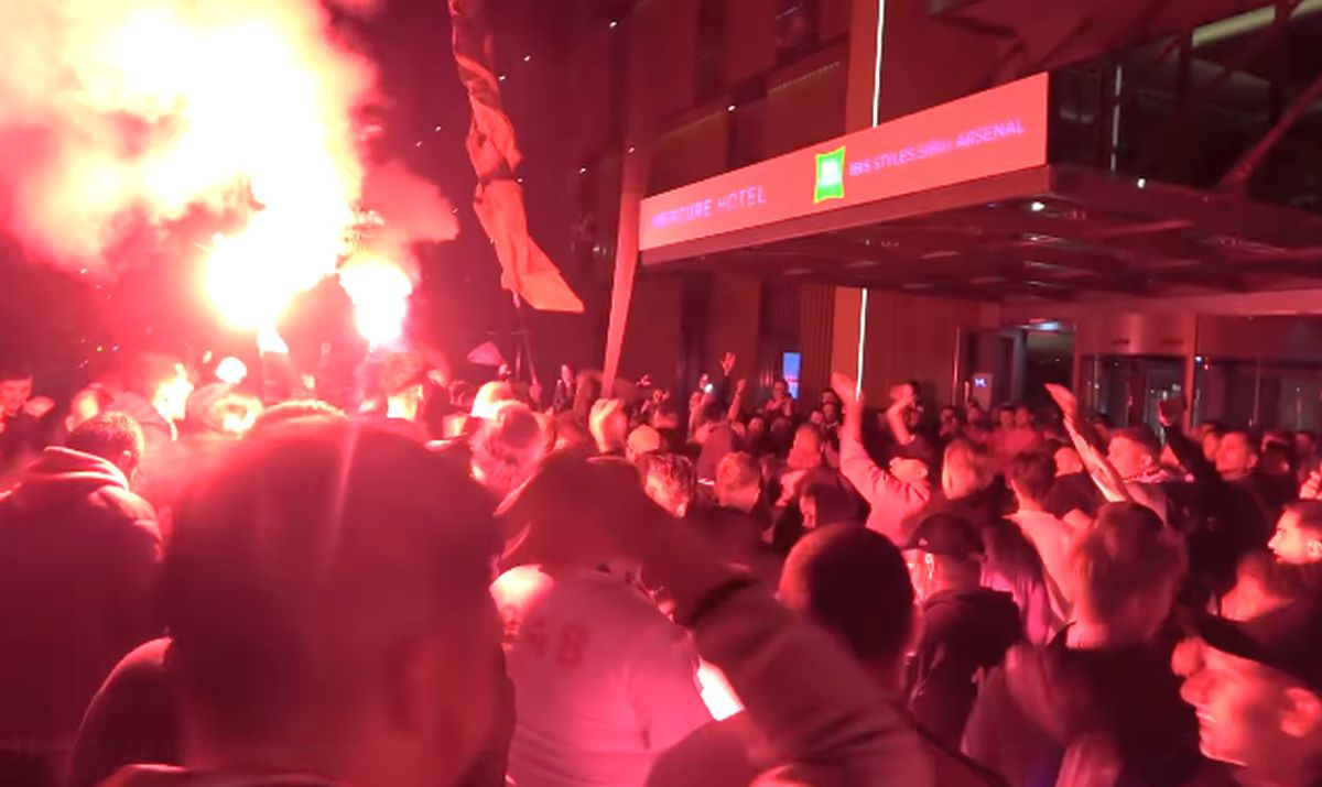 Suporterii lui Dinamo au făcut spectacol în fața hotelului din Sibiu