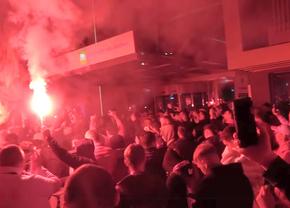 Torțe, fumigene și cântece: spectacol alb-roșu în fața hotelului, înainte de Hermannstadt - Dinamo