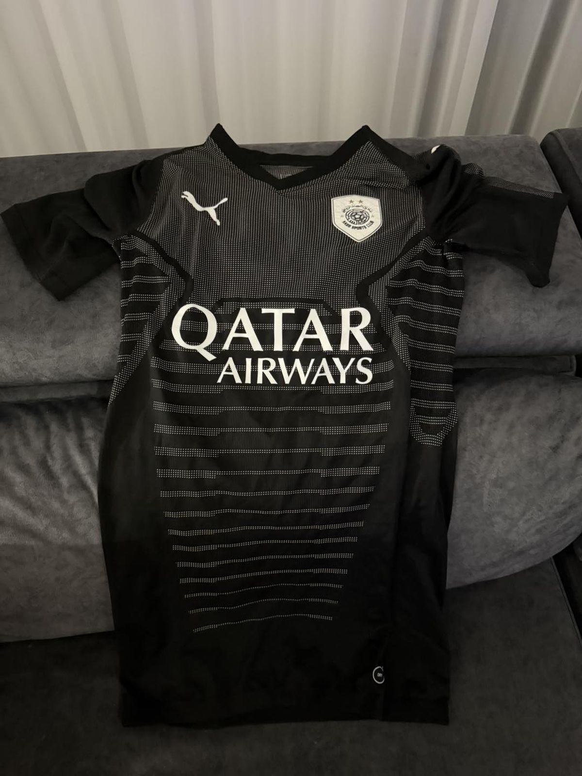 Tricourile scoase de Eric de Oliveira la licitație