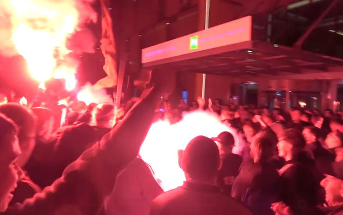 Suporterii lui Dinamo au făcut spectacol în fața hotelului din Sibiu