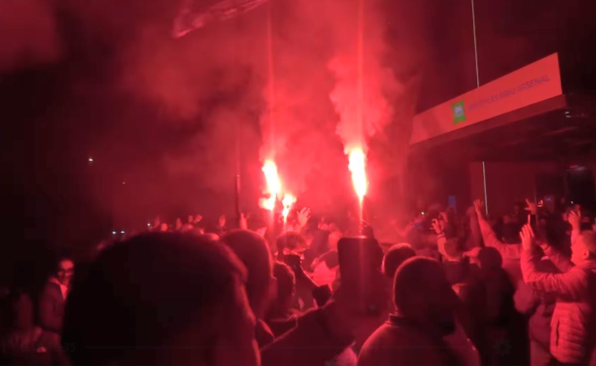 Suporterii lui Dinamo au făcut spectacol în fața hotelului din Sibiu