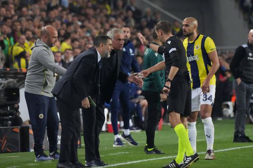 Jose Mourinho este trimis de arbitrul Clement Turpin în tribună / Foto: Imago