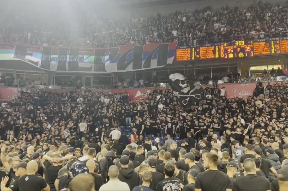 Scene șocante în Euroliga, chiar lângă România » Confruntare violentă între suporteri, după un mesaj politic