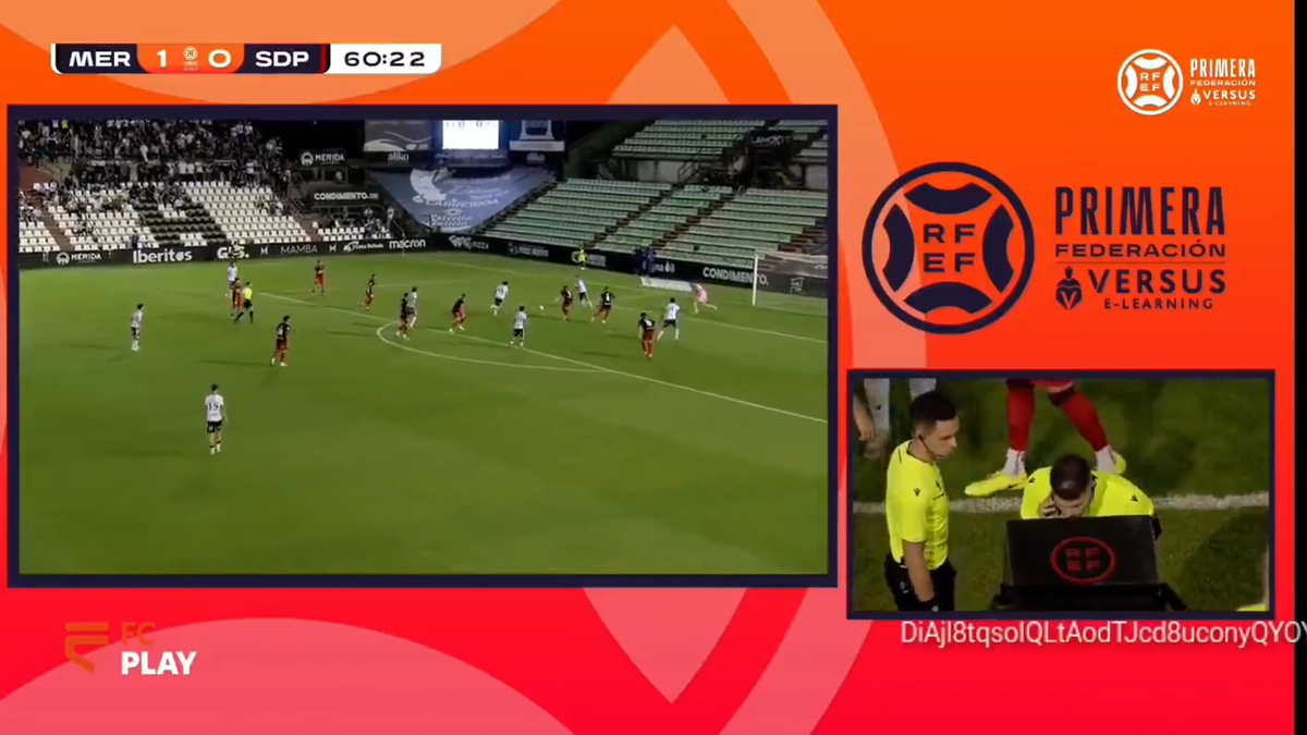 Imagini uluitoare! Arbitrul a luat telefonul și a vorbit la marginea terenului: „Greu de crezut”