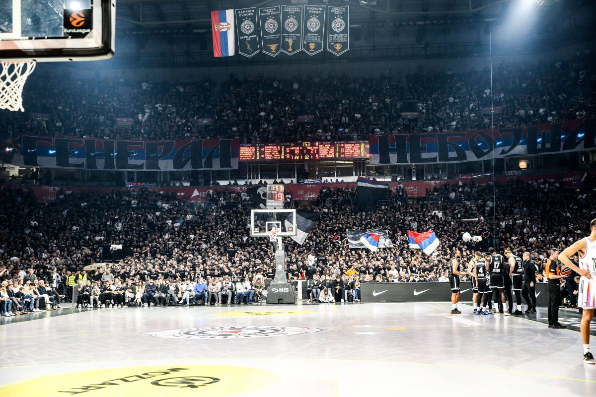 Scene șocante în Euroliga, chiar lângă România » Confruntare violentă între suporteri, după un mesaj politic