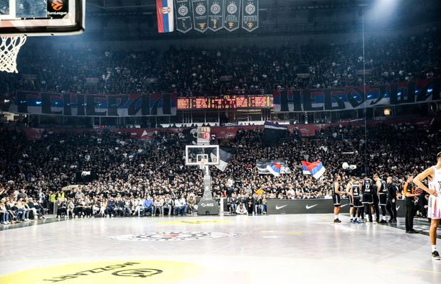 Scene șocante în Euroliga, chiar lângă România » Confruntare violentă între suporteri, după un mesaj politic