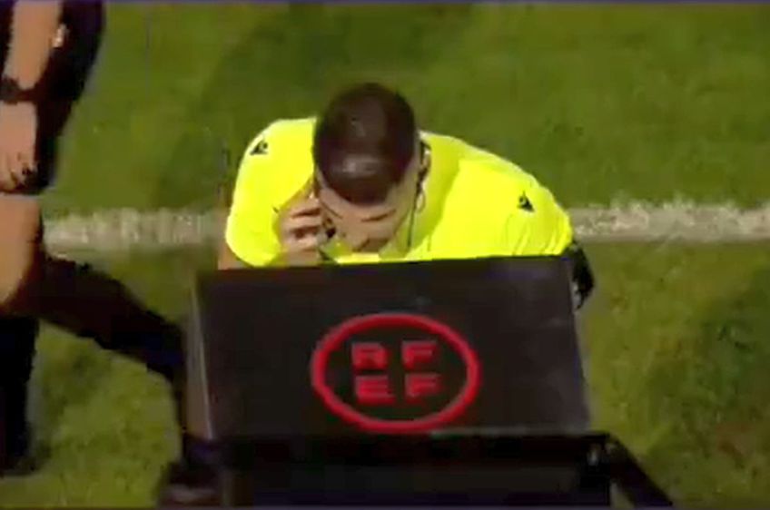 Imaginile uluitoare! Arbitrul a luat telefonul și a vorbit la marginea terenului, la un meci din Spania
