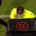 Imaginile uluitoare! Arbitrul a luat telefonul și a vorbit la marginea terenului, la un meci din Spania