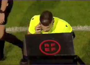 Imagini uluitoare! Arbitrul a luat telefonul și a vorbit la marginea terenului: „Greu de crezut”