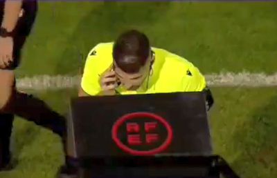 Imagini uluitoare! Arbitrul a luat telefonul și a vorbit la marginea terenului: „Greu de crezut”