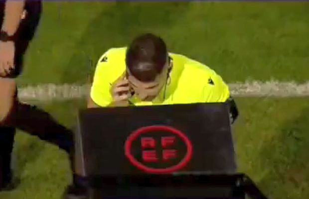 Imagini uluitoare! Arbitrul a luat telefonul și a vorbit la marginea terenului: „Greu de crezut”