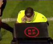 Imaginile uluitoare! Arbitrul a luat telefonul și a vorbit la marginea terenului, la un meci din Spania