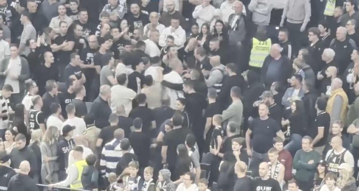 Scene șocante în Euroliga, chiar lângă România » Confruntare violentă între suporteri, după un mesaj politic