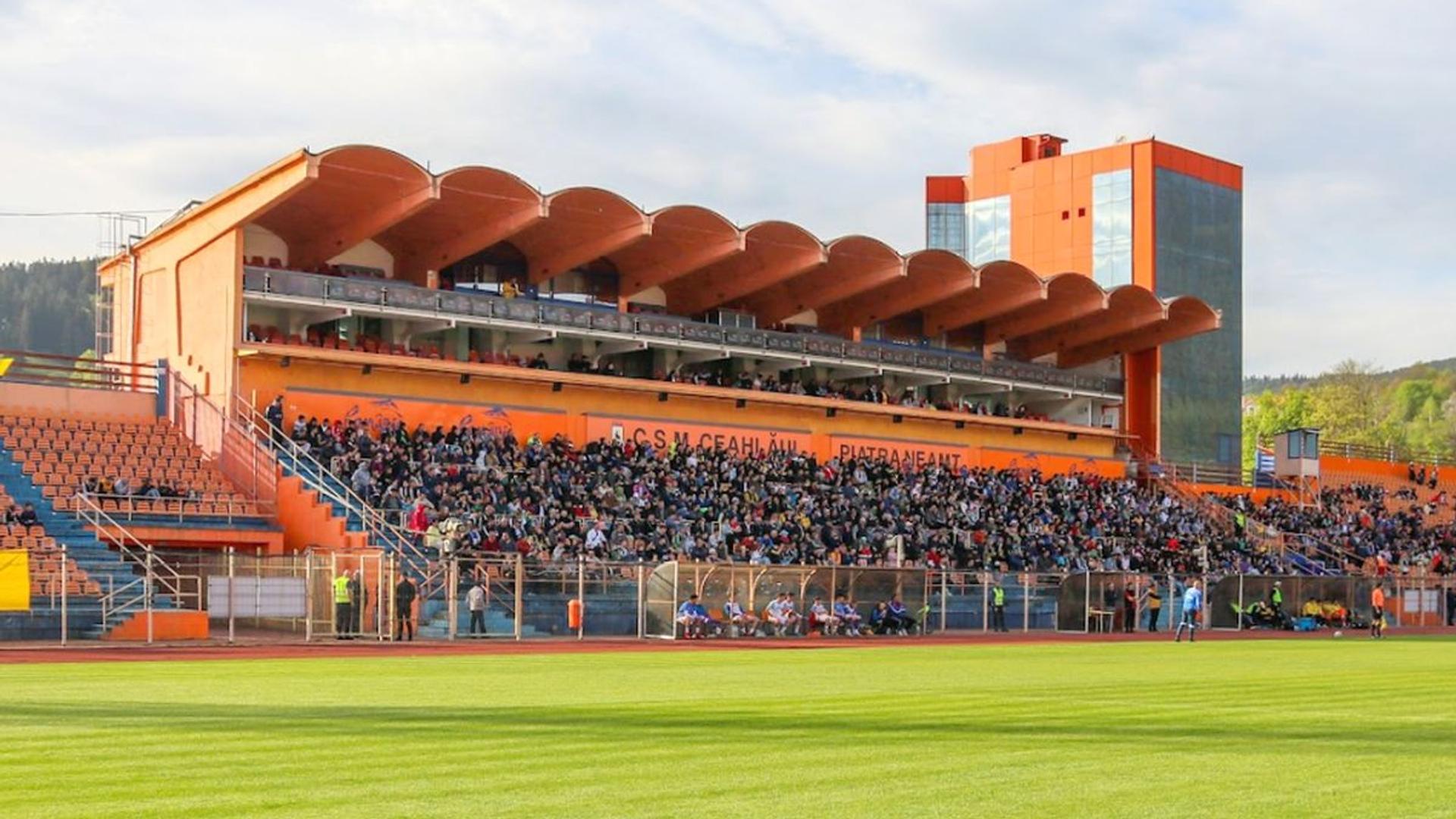 Angelo Alistar, președintele Ceahlăului Piatra Neamț, discutând probleme financiare și retrogradarea echipei în Liga 3 în conferință de presă. | sursa foto: Gazeta Sporturilor