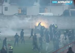 Haos la un meci de fotbal: huligani cu bâte au invadat terenul, iar poliția a întrerupt partida!