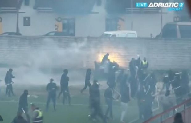 Haos la un meci de fotbal: huligani cu bâte au invadat terenul, iar poliția a întrerupt partida!