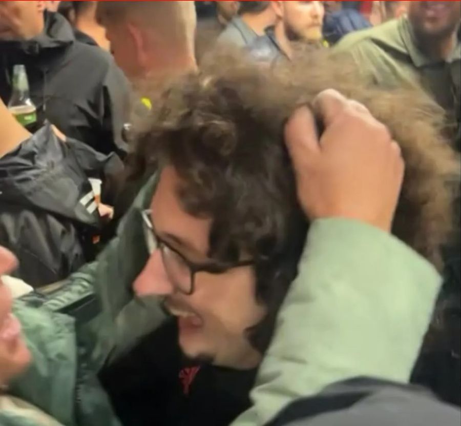 Frank Illet a fost agresat luna trecută de un fan al lui Manchester United chiar pe Old Trafford / Foto: TikTok/gladders7 Noua provocare a lui Manchester United: să tundă fanul viral » „Încă trei victorii și iau foarfeca!”