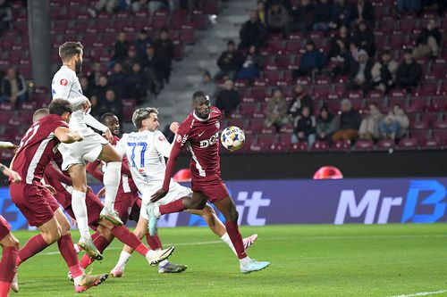 Sub 2.500 de oameni au fost în tribune în CFR - Farul / foto: Imago Images