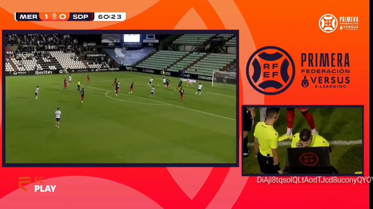 Imagini uluitoare! Arbitrul a luat telefonul și a vorbit la marginea terenului: „Greu de crezut”